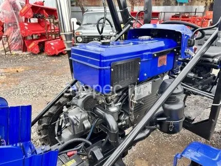 Минитрактор Русич Т-30 ВОМ 4x4 с фронтальным погрузчиком